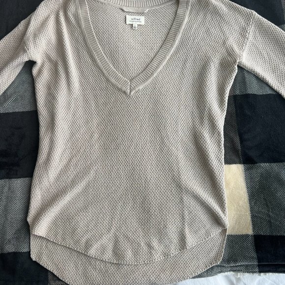 Aritzia- Wilfred Silk and Cashmere V Neck Sweater - Picture 1 of 5